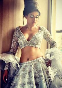 मशहूर टीवी अभिनेत्री निया शर्मा ने फैंस के साथ शेयर की बेहद खूबसूरत तस्वीरें