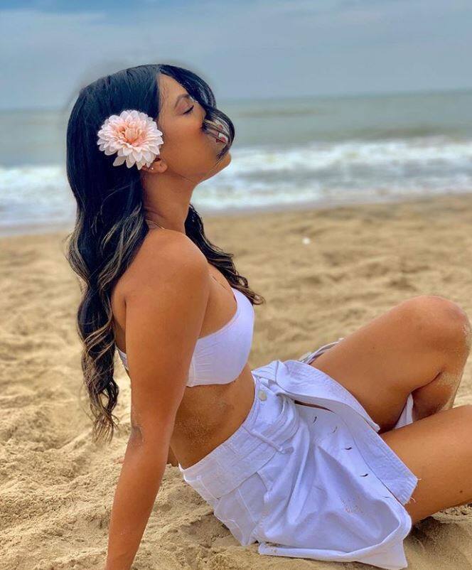  बालों में फूल और डार्क रेड लिप कलर निया के इस लुक को कही ज्यादा खूबसूरती दे रहा है. (Photo Credit: @niasharma90 Instagram)