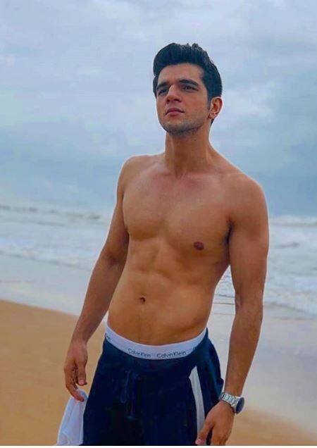 रियलिटी टीवी स्टार अश्विनी कौल भी इस बार बिग बॉस के घर में हिस्सा लेने वाली हैं. अश्विनी ने स्प्लिट्सविला 6 के साथ टीवी पर अपना डेब्यू किया और फिर 7वें सीजन का भी हिस्सा थे. अश्विनी ने बॉइज, वॉरियर हाई और साड्डा हक जैसे यूथ के ऊपर आधारित शो में एक्टिंग की हैं. उन्होंने शहीर शेख और एरिका फर्नांडीस के शो कुछ रंग प्यार का ऐसा भी में एक छोटी सी भूमिका निभाई थी.