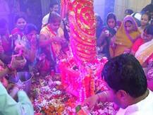 यूपी: शारदीय नवरात्र का पहला दिन आज, प्रयागराज के देवी मंदिरों में लगा भक्तों का तांता