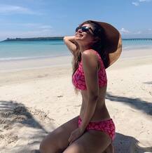 मौनी रॉय ने पिंक बिकिनी में इंटरनेट पर बिखेरा अपना दिलकश अंदाज़, देखें तस्वीरें