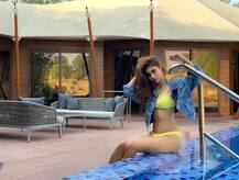 मौनी रॉय ने पिंक बिकिनी में इंटरनेट पर बिखेरा अपना दिलकश अंदाज़, देखें तस्वीरें