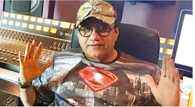 अनु मलिक के छोटे भाई अबू मलिक को इस बार शो का हिस्सा होने जा रहे हैं. वह पेशे से एक लेखक हैं उन्होंने कई लाइव इवेंट को ऑर्गनाइज किया है.