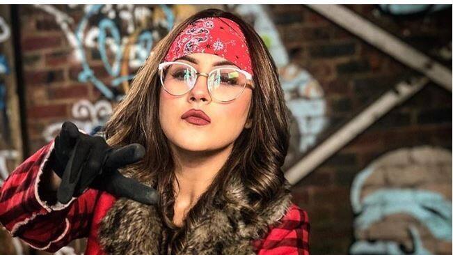 पंजाबी मॉडल, अभिनेत्री और सिंगर शहनाज गिल भी इस सीज़न के सभी सेलिब्रिटी लिस्ट में फाइनल की जा चुकी हिस्सा हैं. शहनाज घर में अपनी मौजूदगी ग्लैमर का तड़का जरूर लगाएंगी. शहनाज के तौर बिग बॉस के इस सीज़न में एक सिंगर नजर आएंगी.