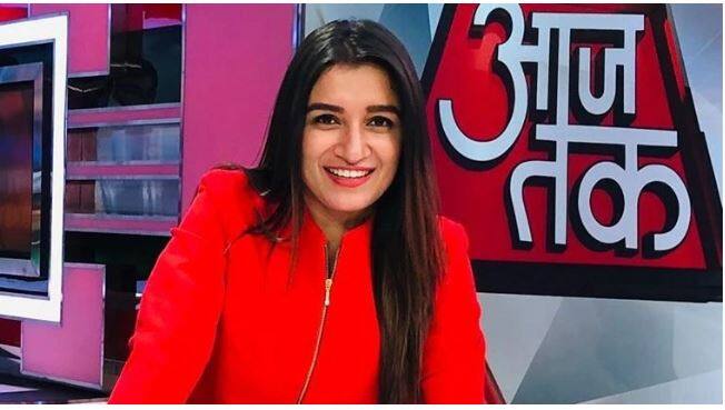 टीवी एंकर शेफाली बग्गा भी इस शो का हिस्सा बन रही हैं. शेफाली दिल्ली की रहने वाली हैं और उन्होंने लक्ष्मीबाई कॉलेज से पढ़ाई की है. पिछले तीन सालों से शेफाली तेज न्यूज़ चैनल के साथ काम कर रही हैं.