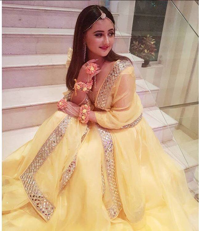 टीवी की जानी मानी अभिनेत्री अभिनेत्री रश्मि देसाई भी इस शो में नज़र आएंगी. इस अभिनेत्री को सीरियल उतरन से पॉपुलैरिटी मिली थी. ये आखिरी बार 'दिल से दिल तक' में नज़र आईं थीं. इसमें उन्हें सिद्धार्थ शुक्ला के साथ देखा गया था. रश्मि इन दिनों अभिनेता अरहान खान को डेट कर रही हैं.