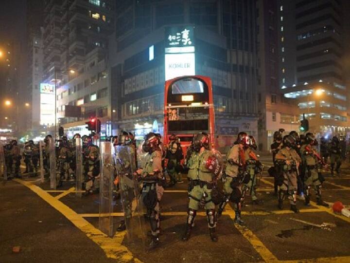 चीन: 70वीं वर्षगांठ से पहले हांगकांग में पुलिस और प्रदर्शनकारियों की बीच तीखी झड़प Clash erupted between protesters and police in Hong Kong चीन: 70वीं वर्षगांठ से पहले हांगकांग में पुलिस और प्रदर्शनकारियों की बीच तीखी झड़प