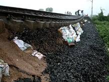 यूपी में मुसीबत बनी बारिश: 14 लोगों की मौत, बलिया में पटरी धंसने से यातायात ठप