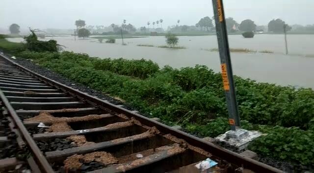 यूपी में मुसीबत बनी बारिश: 14 लोगों की मौत, बलिया में पटरी धंसने से यातायात ठप