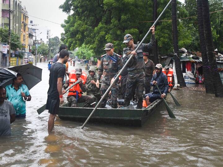 पटना आने वाली कई ट्रेन के रूट में परिवर्तन किया गया है. पटना जंक्शन आने वाली सभी ट्रेनों का स्टोपेज दानापुर किया गया है.
