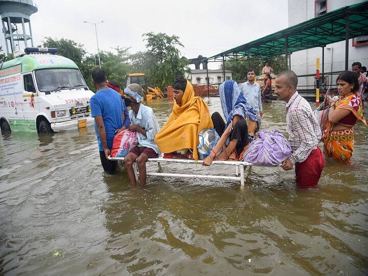 राज्य में भारी बारिश के कारण सड़क, रेल और हवाई यातायात प्रभावित है.