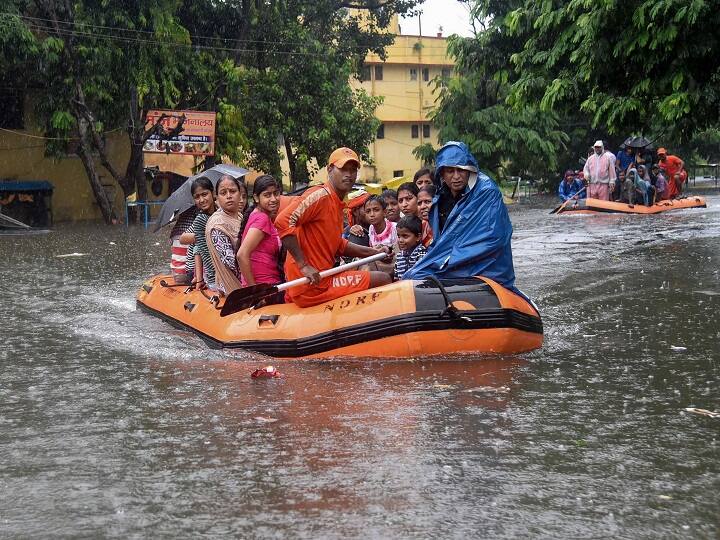 बिहार में बारिश से राजधानी पटना के अलावा अन्य जिलों में भी हाल बेहाल है. भागलपुर और कैमूर जिले में भी लोगों की जानें गई हैं.