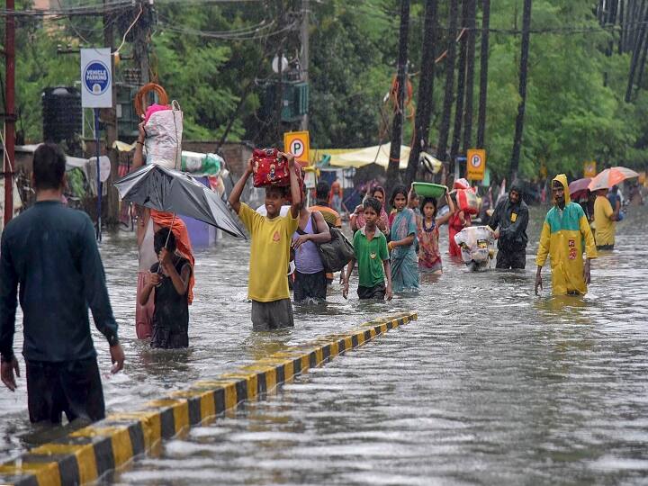 पटना एयरपोर्ट से जाने और आने वाली कई फ्लाइटों को डाइवर्ट किया गया है.