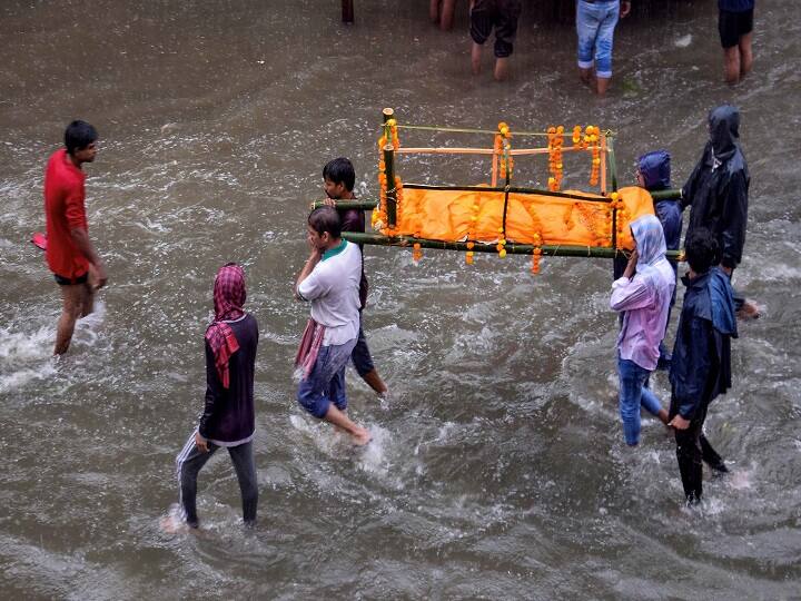 भागलपुर के जिलाधिकारी ने बताया कि मृतकों में पांच पुरूष और एक महिला शामिल हैं जिनके शवों को पोस्टमार्टम के लिए जवाहरलाल नेहरू मेडिकल कालेज अस्पताल भेज दिया गया है.