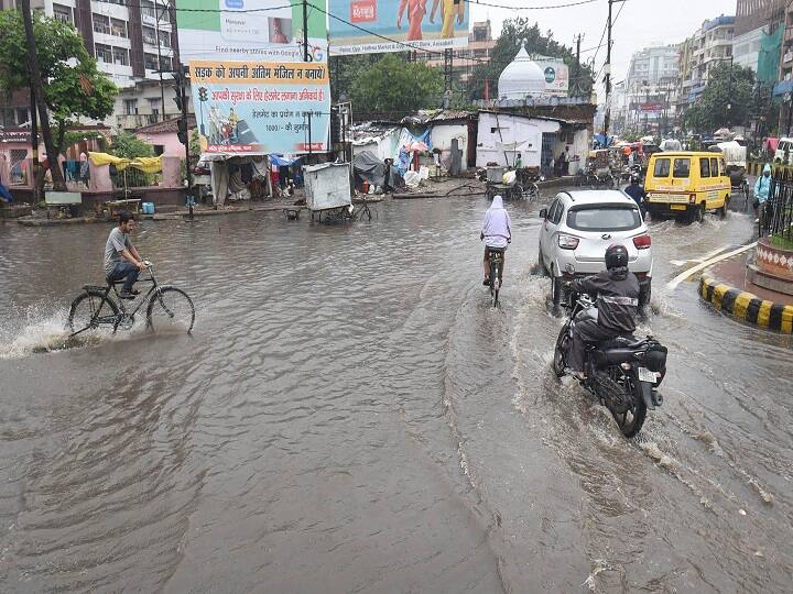 कैमूर के जिलाधिकारी नवल किशोर चौधरी ने बताया कि जिला मुख्यालय भभुआ के वार्ड संख्या 7 में सबरी नगर मोहल्ले में मिट्टी के घर की दीवार गिरने से 62 वर्षीय मुखिया देवी और उनकी 12 वर्षीय नतिनी सविता कुमारी की मौत हो गई.