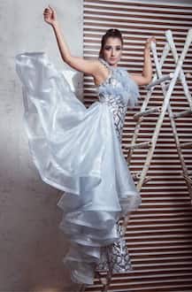 Bigg Boss 13: एंकर शेफाली बग्गा हॉटनेस में देती हैं हीरोइनों को मात, यहां जानिए इनके बारे में सब कुछ