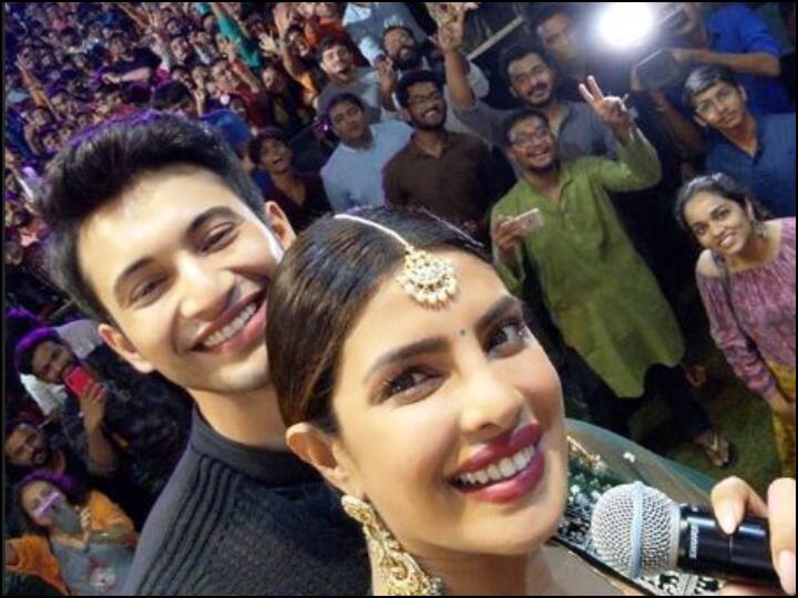 Priyanka chopra playing dandiya at ahmedabad during The Sky Is Pink Promotion 'द स्काई इज़ पिंक' के प्रमोशन के दौरान जमकर डांडिया खेलती नज़र आईं प्रियंका चोपड़ा, वीडियो हो गया वायरल