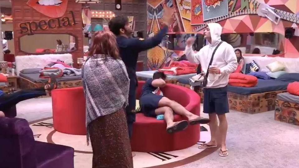 BB 13: पारस के 'रेसिस्ट' कमेंट पर विवाद से लेकर मालकिन के पहले टास्क तक, यहां है पहले एपिसोड के हाईलाइट्स