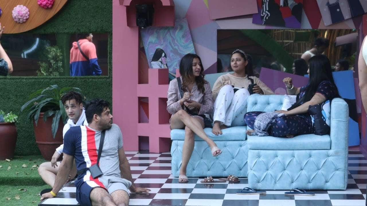 BB 13: पारस के 'रेसिस्ट' कमेंट पर विवाद से लेकर मालकिन के पहले टास्क तक, यहां है पहले एपिसोड के हाईलाइट्स