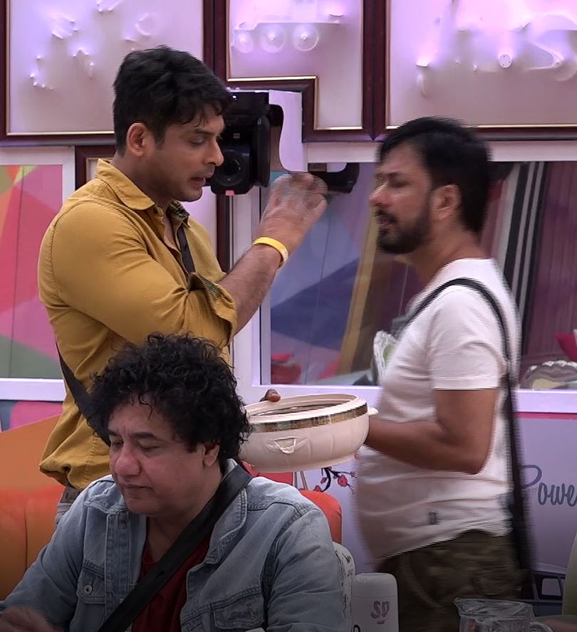 Bigg Boss 13, Day 2 Preview: पारस ने तोड़ा शेफाली का दिल, सिद्धार्थ शुक्ला और डे में हुई बेहिसाब लड़ाई