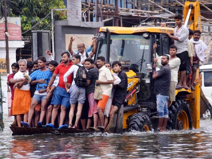 Bihar Flood: पटना में पानी के साथ आए कचरों से फैल रही सड़ांध, बाढ़ से अब तक 40 की मौत