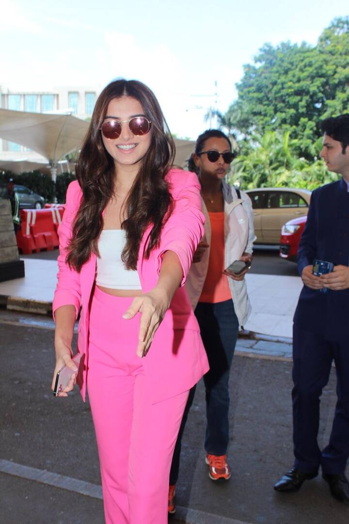 खूबसूरत ड्रेस के साथ उन्होंने चश्मा भी पहना हुआ था, जिससे उनका लुक और भी शानदार लग रह था. (तस्वीर: मानव मंगलानी)