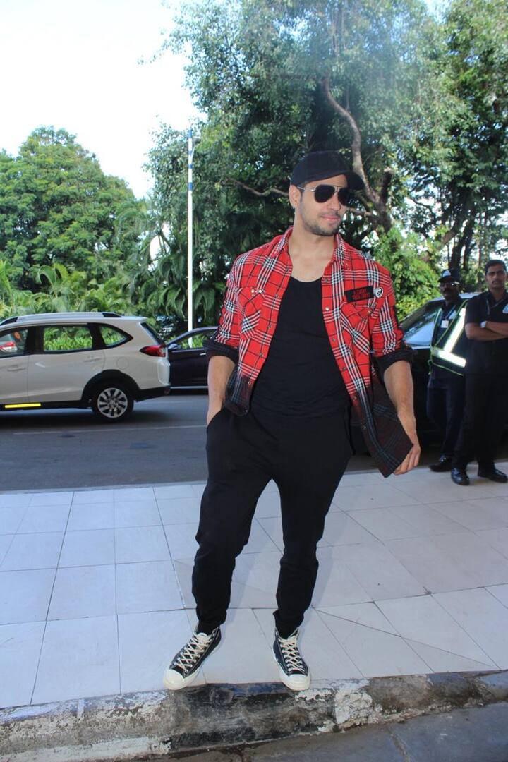 आपको बता दें कि तारा के साथ एयरपोर्ट पर सिद्धार्थ मल्होत्री भी नज़र आए. (तस्वीर: मानव मंगलानी)