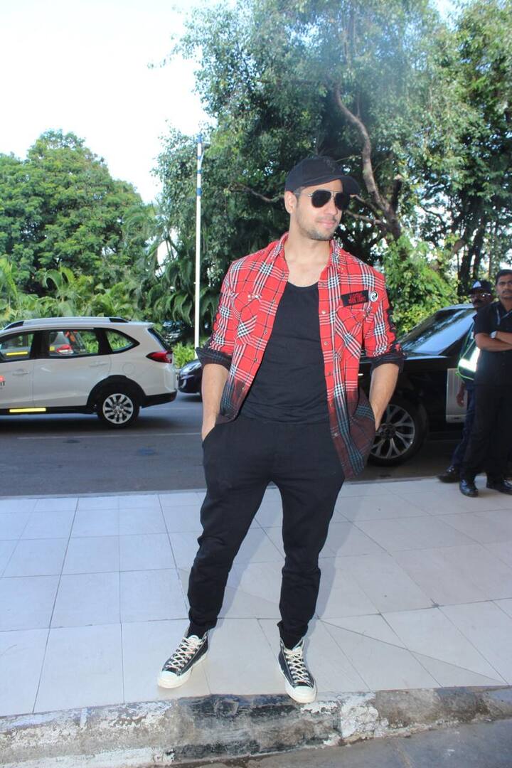 सिद्धार्थ के लुक की बात करें तो उन्होंने चेक की जैकेट, काले रंग की टी-शर्ट और काले रंग का ही ट्राउज़र पहना हुआ था. (तस्वीर: मानव मंगलानी)