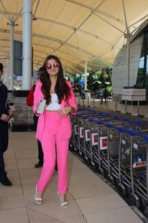 सिद्धार्थ मल्होत्रा संग एयरपोर्ट पहुंची तारा सुतारिया ने दिखाया अपना iPhone 11 Pro, यहां देखें तस्वीरें