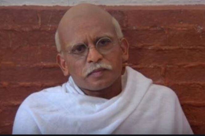 'सरदार' (1993) में अन्नू कपूर : सरदार वल्लभ भाई पटेल की जिंदगी पर बनी केतन मेहता की इस फिल्म में अन्नू कपूर ने महात्मा गांधी का किरदार निभाया था. इस महान नेता की भूमिका को बड़े पर्दे पर अदा करने के बाद अन्नू कपूर गांधी की डांडी यात्रा पर बनी डॉक्यूड्रामा 'खार' में भी उसी रूप में दिखे.