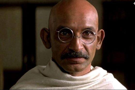 'द मेकिंग ऑफ महात्मा गांधी' (1996) में रजत कपूर : श्याम बेनेगल द्वारा निर्देशित इस फिल्म में अभिनेता रजत कपूर ने गांधी के किरदार में नजर आए थे. फिल्म में उनके इस किरदार ने उन्हें सर्वश्रेष्ठ अभिनेता का राष्ट्रीय पुरस्कार भी दिलाया था.