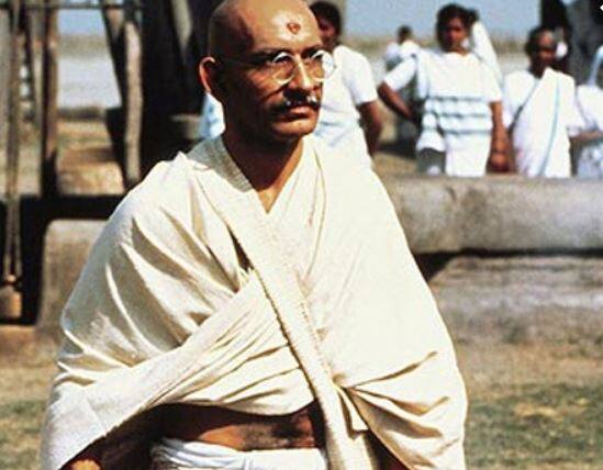 'डॉ. बाबासाहेब अम्बेडकर' (2000) में मोहन गोखले : फिल्म भले ही उनके किरदार पर नहीं बनी थी, लेकिन बी.आर. अंबेडकर पर बनी इस फिल्म में उन्होंने अपने अभिनय से पर्दे पर अपनी उपस्थिति दर्ज कराई.