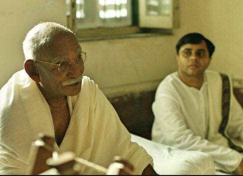 'लगे रहो मुन्नाभाई' (2006) में दिलीप प्रभावलकर : संजय दत्त अभिनीत यह फिल्म न केवल गांधी जी के ऊपर बनी थी, बल्कि इसमें उनकी शिक्षाओं पर भी प्रकाश डाला गया था. इस कॉमेडी-ड्रामा फिल्म के निर्देशक राजकुमार हिरानी थे. इसमें दिखाया गया है कि आज के जमाने में भी गांधी प्रासंगिक क्यों हैं. इस ब्लॉकबस्टर फिल्म में बेहतरीन अभिनय के लिए दिलीप को सर्वश्रेष्ठ सहयोगी अभिनेता का राष्ट्रीय पुरस्कार भी मिला.