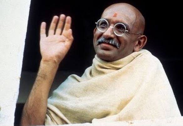 मोहनदास करमचंद गांधी जिन्हें लोग महात्मा गांधी के नाम से जानते हैं, उन्होंने 30 जनवरी 1948 को अपनी आखिरी सांस ली, लेकिन बड़े पर्दे पर कई बार उनके किरदार को जिंदा किया गया. महात्मा गांधी की 150वीं जयंती को मनाने के लिए देश पूरी तरह से तैयार है, ऐसे में आइए उन कलाकारों पर एक नजर डालते हैं, जिन्होंने पर्दे पर बापू के किरदार को उसी साहस और जोश के साथ निभाया.