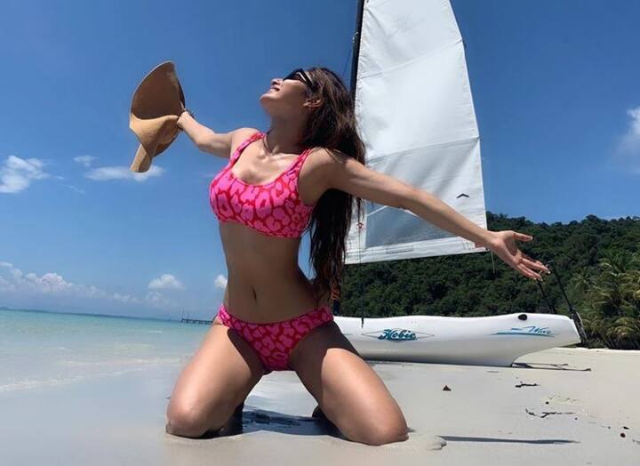 इन तस्वीरों में मौनी हवा की तरह आजाद नजर आ रही हैं. 