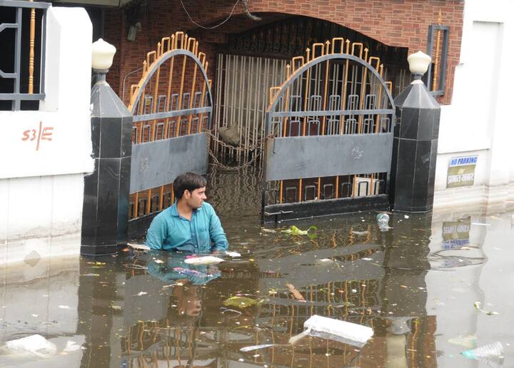 राज्य के कुछ इलाकों मे बारिश बंद होने के बाद जलस्तर कम तो हो रहा है लोगों की परेशानियां अभी कम होने का नाम नहीं ले रहीं