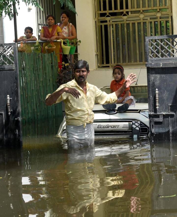 पटना के एसके पुरी इलाके में बारिश के बाद गंदा पानी कई फीट तक मेडिकल क्लीनिक के अंदर तक घुस गया.