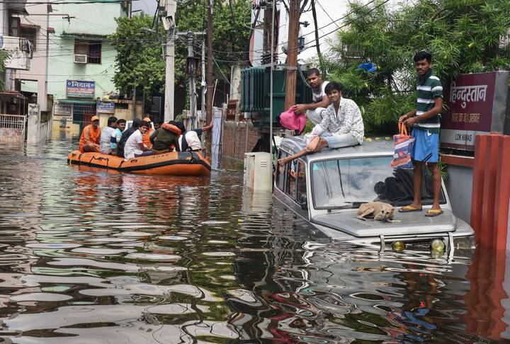 पटना की फ्रेंड्स कॉलोनी में सड़कों पर कई फीट पानी भरा हुआ है.