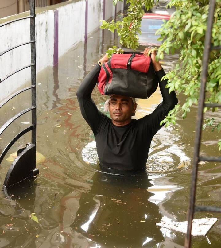 पानी ने लोगों का जीना मुहाल कर दिया है. शहर के करीब 80 फीसदी घर पानी में डूबे हैं.