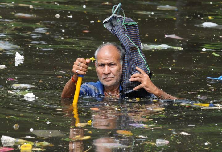 चार दिनों से पटना शहर की ज्यादातर सड़कों पर कोई चहल पहल नहीं है. सिर्फ सन्नाटा है.