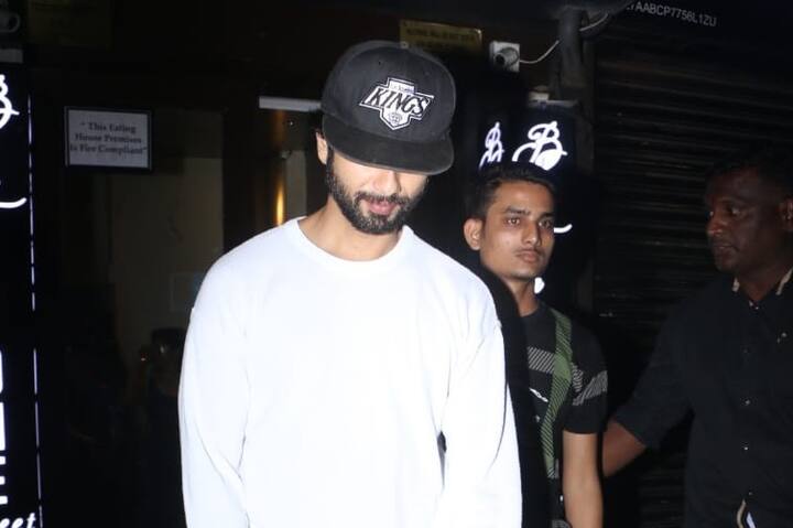 स्क्रीनिंग के दौरान शाहिद कपूर भी पहुंचे. इस दौरान उनका लुक बेहद अलग था.