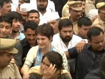 चिन्मयानंद मामला: पीड़िता की गिरफ्तारी के विरोध में लखनऊ में प्रियंका गांधी ने की पदयात्रा, जुटे सैकड़ों कार्यकर्ता