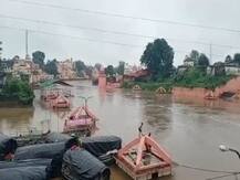 चित्रकूट: भीषण बारिश से उफान पर मंदाकिनी नदी, बाढ़ की चपेट में आए रिहायशी इलाके