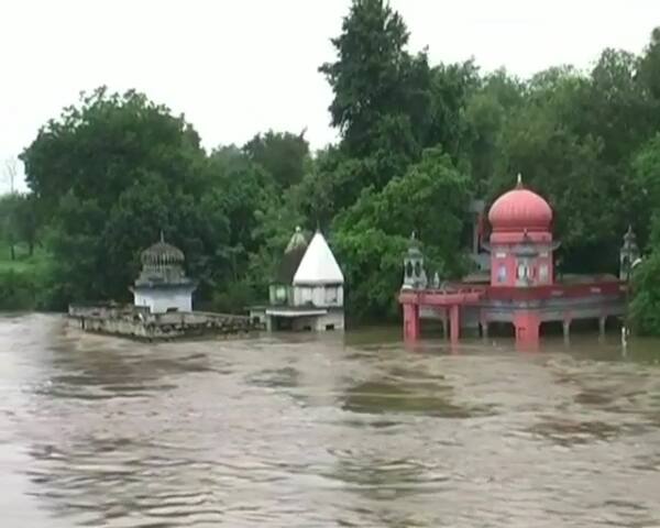 चित्रकूट: भीषण बारिश से उफान पर मंदाकिनी नदी, बाढ़ की चपेट में आए रिहायशी इलाके
