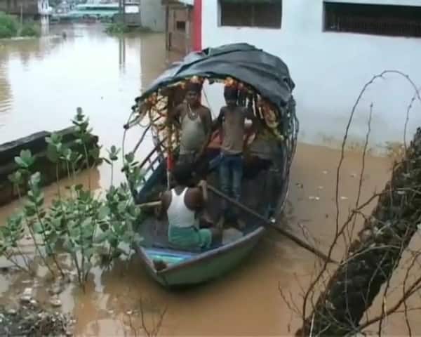 चित्रकूट: भीषण बारिश से उफान पर मंदाकिनी नदी, बाढ़ की चपेट में आए रिहायशी इलाके