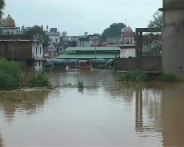 चित्रकूट: भीषण बारिश से उफान पर मंदाकिनी नदी, बाढ़ की चपेट में आए रिहायशी इलाके