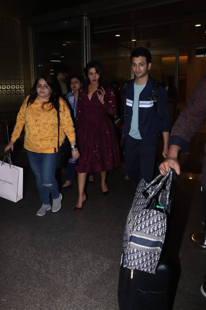 इन दिनों प्रियंका चोपड़ा अपनी अपकमिंग फिल्म 'द स्काई इज पिंक' के प्रमोशन में व्यस्त हैं. प्रियंका इस दौरान अलग-अलग अंदाज में हर रोज नज़र आ रही हैं. कल मुंबई एयरपोर्ट पर प्रियंका का ये खूबसूरत अंदाज देखने को मिला.