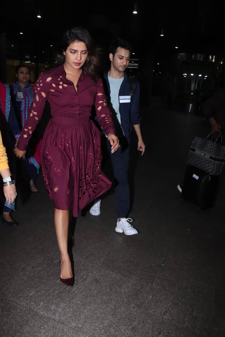 प्रियंका यहां मैरून कलर की ड्रेस में नज़र आईं.