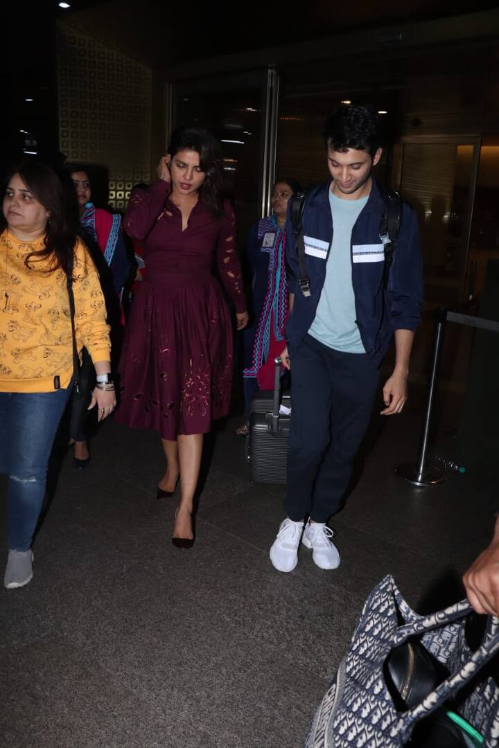प्रियंका के साथ एयरपोर्ट पर रोहित सर्राफ भी मौजूद थे.