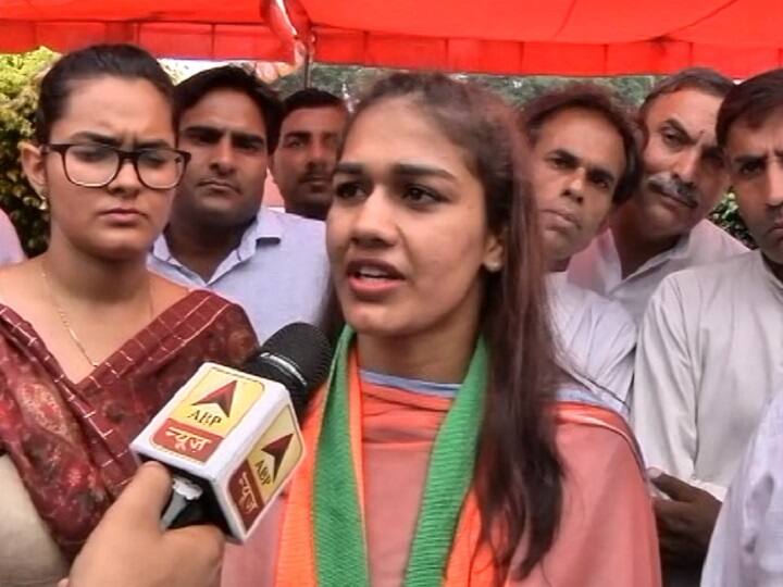 Haryana Assembly Election 2019 Babita Kumari files nomination from Charkhi Dadri seat हरियाणा: बबिता फोगाट ने भरा नामांकन, कहा- जीत को लेकर कॉन्फिडेंट हूं